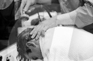 FEATURE - Männer wollen Dauerwellen: Beim Frisör in den 1950er Jahren