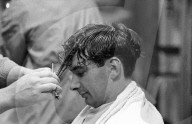 FEATURE - Männer wollen Dauerwellen: Beim Frisör in den 1950er Jahren