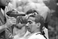 FEATURE - Männer wollen Dauerwellen: Beim Frisör in den 1950er Jahren