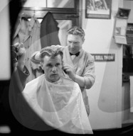 FEATURE - Männer wollen Dauerwellen: Beim Frisör in den 1950er Jahren