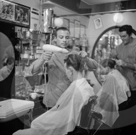 FEATURE - Männer wollen Dauerwellen: Beim Frisör in den 1950er Jahren