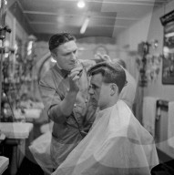 FEATURE - Männer wollen Dauerwellen: Beim Frisör in den 1950er Jahren