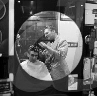 FEATURE - Männer wollen Dauerwellen: Beim Frisör in den 1950er Jahren