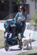 EXKLUSIV - Natalie Portman spaziert mit Hund und Baby
