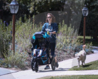 EXKLUSIV - Natalie Portman spaziert mit Hund und Baby
