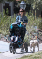 EXKLUSIV - Natalie Portman spaziert mit Hund und Baby