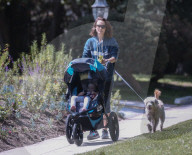 EXKLUSIV - Natalie Portman spaziert mit Hund und Baby
