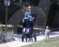 EXKLUSIV - Natalie Portman spaziert mit Hund und Baby