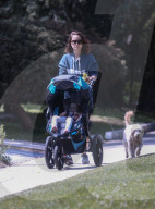 EXKLUSIV - Natalie Portman spaziert mit Hund und Baby