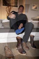 PEOPLE - Ralph Moellers Füsse passen nicht ins Til Schweigers neue Schuhkollektion