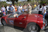 PEOPLE - Prinz Charles und Camilla fahren im MG-Oldtimer durch Havanna