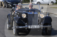 PEOPLE - Prinz Charles und Camilla fahren im MG-Oldtimer durch Havanna