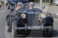 PEOPLE - Prinz Charles und Camilla fahren im MG-Oldtimer durch Havanna