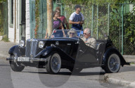 PEOPLE - Prinz Charles und Camilla fahren im MG-Oldtimer durch Havanna
