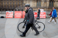 NEWS - Brexit-Vote: Boris Johnson fährt mit dem Velo vor