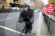 NEWS - Brexit-Vote: Boris Johnson fährt mit dem Velo vor