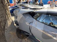 FEATURE - Missglückter Show-Auftritt: Fahrer setzt Luxus-Lamborghini an den Baum