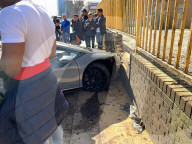 FEATURE - Missglückter Show-Auftritt: Fahrer setzt Luxus-Lamborghini an den Baum