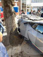 FEATURE - Missglückter Show-Auftritt: Fahrer setzt Luxus-Lamborghini an den Baum