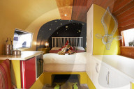 FEATURE - Schlafen im Wohnwagen auf dem Hoteldach