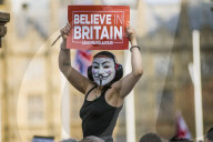 On the day Britain is supposed to leave the EU, a large crowd of leavers from all over the country gather in front of the Houses of Parliament. The atmosphere is bon enfant, with a small representation of french campaigning for frexit.