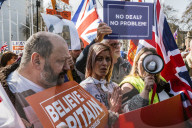 On the day Britain is supposed to leave the EU, a large crowd of leavers from all over the country gather in front of the Houses of Parliament. The atmosphere is bon enfant, with a small representation of french campaigning for frexit.