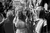 On the day Britain is supposed to leave the EU, a large crowd of leavers from all over the country gather in front of the Houses of Parliament. The atmosphere is bon enfant, with a small representation of french campaigning for frexit.