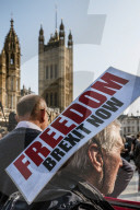 On the day Britain is supposed to leave the EU, a large crowd of leavers from all over the country gather in front of the Houses of Parliament. The atmosphere is bon enfant, with a small representation of french campaigning for frexit.
