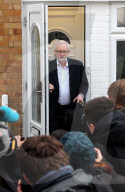 NEWS - Brexit: Jeremy Corbyn wird morgens von Medien belagert