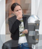 PEOPLE - Natalie Portman kämpft mit den Tücken der Parkuhr