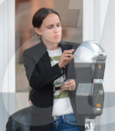 PEOPLE - Natalie Portman kämpft mit den Tücken der Parkuhr