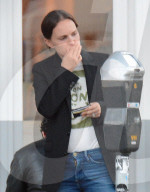 PEOPLE - Natalie Portman kämpft mit den Tücken der Parkuhr