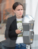PEOPLE - Natalie Portman kämpft mit den Tücken der Parkuhr