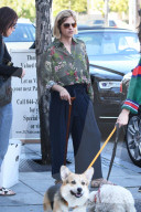 EXKLUSIV - Selma Blair lässt sich von ihrem Freund David helfen