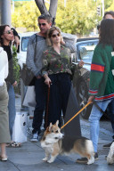 EXKLUSIV - Selma Blair lässt sich von ihrem Freund David helfen