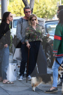 EXKLUSIV - Selma Blair lässt sich von ihrem Freund David helfen