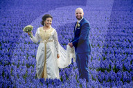 FEATURE - Fotogenes Posieren im blauen Hyazinthen-Feld