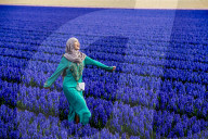 FEATURE - Fotogenes Posieren im blauen Hyazinthen-Feld
