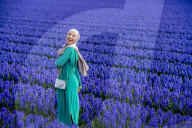 FEATURE - Fotogenes Posieren im blauen Hyazinthen-Feld