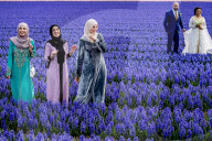 FEATURE - Fotogenes Posieren im blauen Hyazinthen-Feld