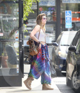 PREMIUM EXCLUSIVE Paris Jackson Looking Healthy After Recent Hospitalization As She Visits Smoke Shop 