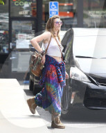 PREMIUM EXCLUSIVE Paris Jackson Looking Healthy After Recent Hospitalization As She Visits Smoke Shop 