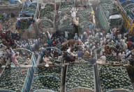 FEATURE - Pakistan: Wassermelonen zum Verkauf auf dem Markt in Lahore