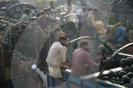 FEATURE - Pakistan: Wassermelonen zum Verkauf auf dem Markt in Lahore