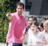 EXKLUSIV - Adam Sandler regelt den Verkehr in Brenwood