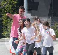 EXKLUSIV - Adam Sandler regelt den Verkehr in Brenwood