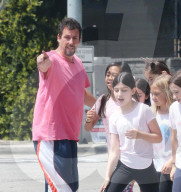 EXKLUSIV - Adam Sandler regelt den Verkehr in Brenwood