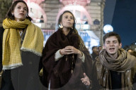 NEWS - Brand der Notre-Dame: Betende in den Strassen von Paris