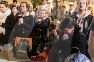NEWS - Brand der Notre-Dame: Betende in den Strassen von Paris