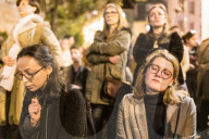 NEWS - Brand der Notre-Dame: Betende in den Strassen von Paris